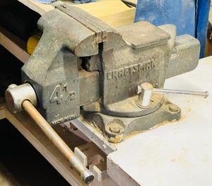 lot 42 image: CRAFTSMAN 4.5 BENCH VISE