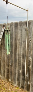 lot 45 image: 22 SHAMROCK WIND CHIME w7 FT METAL HANGER