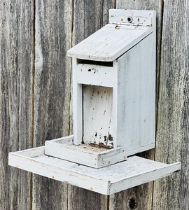 lot 49 image: 13x 13x 11 VINTAGE WOODEN BIRD FEEDER&nbsp