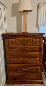 lot 93 image: SOLID WOOD 6 DRAWER CHEST OF DRAWERS (MATCHES #91-92) - HAND-CRAFTED LAMP INCLUDED&nbsp