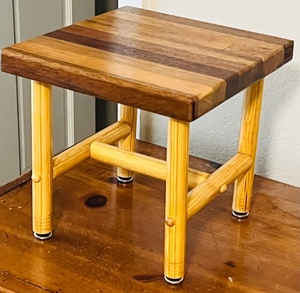 lot 96 image: BEAUTIFUL HAND-CRAFTED SOLID WOOD STEP STOOL - 11x 10x 10