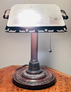 lot 97 image: BEAUTIFUL VINTAGE BRASS DESK LAMP wFLORAL DECORATIVE GLASS SHAD wCHAIN PULL
