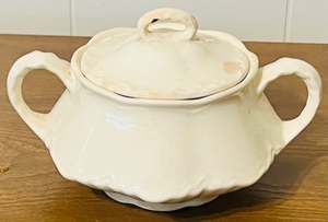 lot 107 image: HOMER LAUGHLIN M46N8 SUGAR BOWL