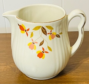 lot 109 image: VINTAGE HALLS SUPERIOR QUALITY KITCHEN WARE RADIANCE PITCHER AUTUMN LEAF PATTERN - 6.5 TALL