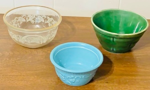 lot 114 image: LOT OF 3 VINTAGE BOWLS - TST GENUINE OVEN SERVE WARE 4 BLUE RAMEKIN  5 CERAMIC OVEN FIRE BOWL  5 GLASS BOWL wETCHED GRAPEVINE PATTERN
