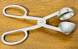 lot 115 image: VINTAGE MELON SCOOPER