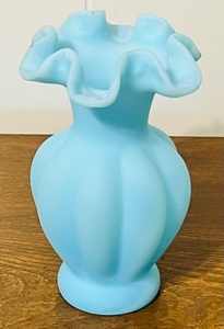 lot 118 image: VINTAGE BLUE 6 FENTON VASE