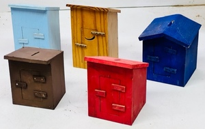 lot 130 image: LOT OF 5 HAND-CRAFTED MULTI-COLORED WOODEN OUTHOUSE COIN BANKS