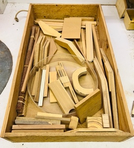 lot 135 image: 20.5x 12 BOXTRAY with WOOD WORKING PROJECT PARTS