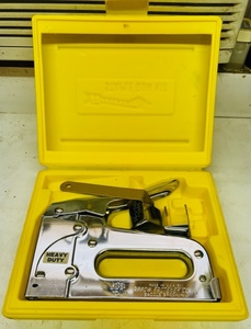 lot 141 image: HEAVY DUTY ARROW T-50M STAPLE GUN KIT