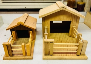 lot 142 image: 11x 8x 7 and 10x 5x 4 BARN &amp CORRAL wSWING GATE