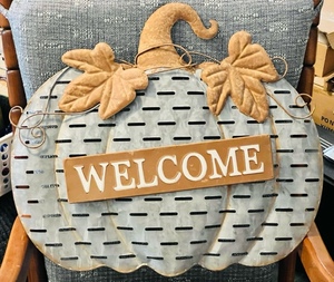 lot 186 image: 21x 18.5 METAL STANDING or HANGING WELCOME SIGN