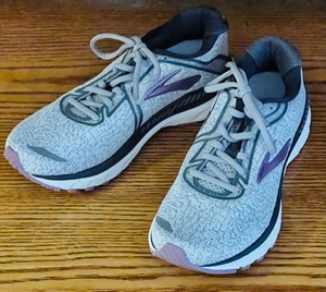 lot 197 image: SIZE 7.5 (LIKE NEW) WOMENS BROOKS GTSXX SHOES