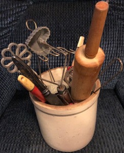 lot 72 image: LOT OF 15 ANTIQUE &amp VINTAGE KITCHEN UTENSILS in CERAMIC CROCK