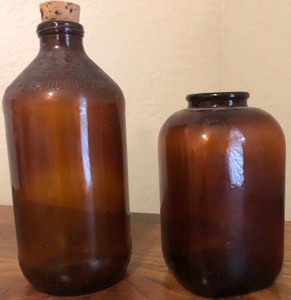 lot 75 image: VINTAGE AMBER 4 SNUFF BOTTLE w6 AMBER BEER BOTTLE