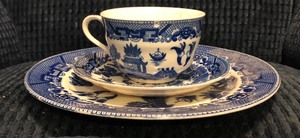 lot 77 image: ANTIQUE 9 BLUE WILLOW PLATE w6 SAUCER &amp TEA CUP