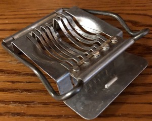 lot 81 image: VINTAGE BOILED EGG SLICER