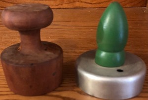 lot 82 image: LOT OF 2 VINTAGEANTIQUE BISCUIT CUTTERS