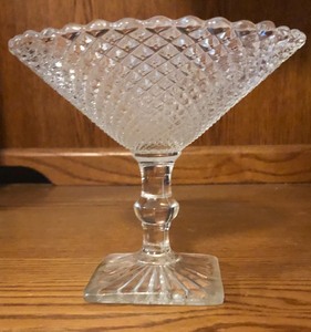 lot 85 image: 5.5 VINTAGE GLASS CANDY DISH