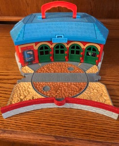 lot 151 image: PORTABLE THOMAS the TRAIN STATION wTRACK &amp 1 TRAIN