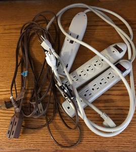 lot 154 image: LOT OF 3 MULTI OUTLETS &amp 2 EXTENSION CORDS
