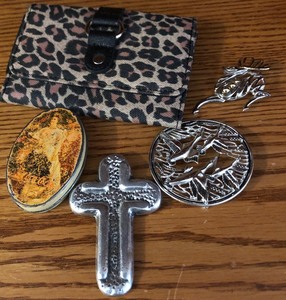 lot 156 image: ASSORTED PENDANTS  METAL CROSS  COIN PURSE &amp SMALL COCA-COLA TIN