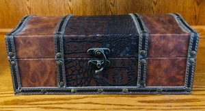 lot 174 image: 13x 9x 6 SMALL LEATHER CHEST&nbsp