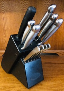 lot 176 image: LOT OF 10 CUISNART KNIFE SET