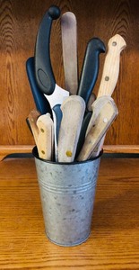 lot 190 image: SMALL BUCKET OF KNIVES - VINTAGE TO NEW