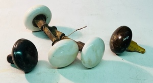 lot 287 image: 4 VINTAGEANTIQUE DOOR KNOBS