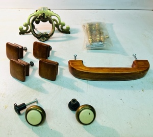 lot 288 image: 12 VINTAGEANTIQUE NEW DRAWER PULLS