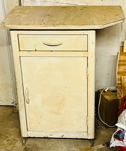 lot 315 image: 33x 27x 17 METAL CABINET wWOOD COUNTER TOP (CONTENTS INCLUDED)