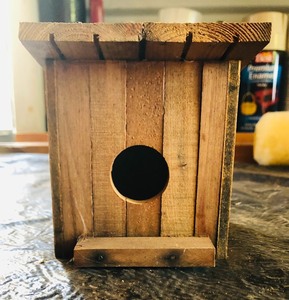 lot 243 image: 4x 4x 3.5 SMALL HAND-CRAFTED WOODEN BIRD HOUSE