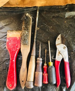 lot 251 image: WIRE BRUSH  RED DEVIL SCRAPPER  3 VINTAGE SCREWDRIVERS  1 MODERN SCREWDRIVER &amp CUTTER&nbsp