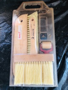 lot 250 image: RED DEVIL POOL TABLE BRUSH SET