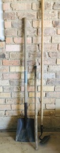 lot 255 image: GARDEN HOE  GARDEN SHOVEL  TRASH PICKER UPPER (NAIL POINT)