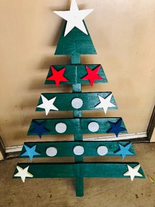 lot 267 image: 36x 25 PAINTED WOODEN CHRISTMAS TREE