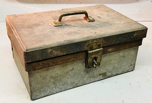 lot 296 image: 10.5x 7.5x 5 METAL LOCKING BOX wHASP