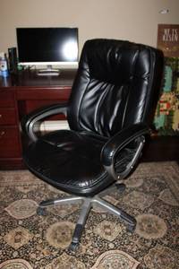 lot 60 image: Black and Silver Rolling Office Chair by Global Furniture
