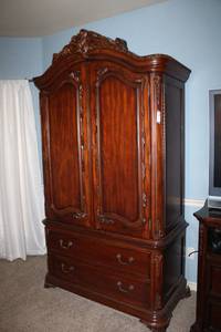 lot 71 image: LARGE 2 Piece Armoire