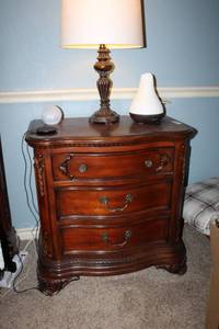 lot 72 image: End Table, matches Lot 75