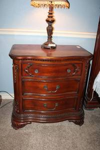 lot 75 image: End Table, matches Lot 72