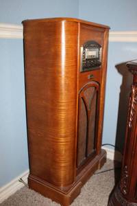 lot 77 image: Vintage Crosley Limited Edition Radio, Model 1944 Oak