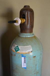 lot 107 image: Large Helium Tank by Praxair