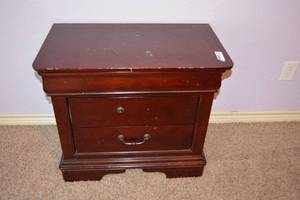 lot 185 image: End Table, matches Lot 186