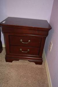 lot 186 image: End Table, matches Lot 185