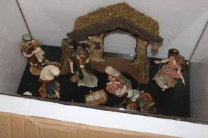 lot 142 image: Christmas Manger Scene Enclosed Case, 3Ft Wide