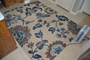 lot 136 image: Thomasville Area Rug 5Ft. 3 x 7Ft., Blues and Cream Colors