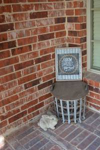lot 213 image: Patio Decorations Rabbit Figurine, Metal Basket, Sign, Mat and Plant Stand, see pictures