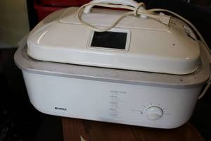 lot 24 image: Kenmore Electric Roaster, includes 3 dividers